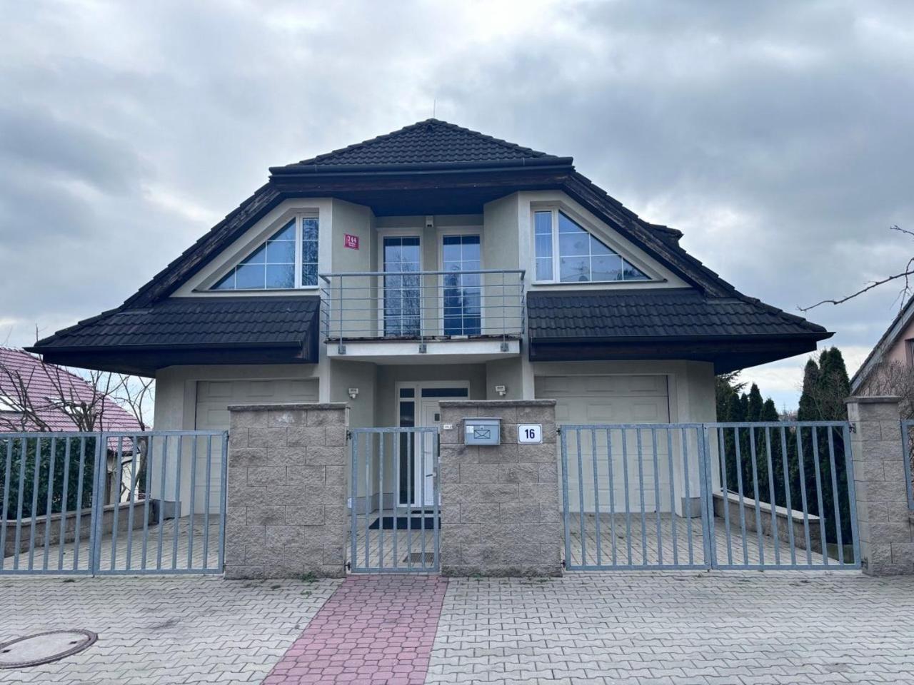 Diamondvilla, 4 Bedroom Apartment, Garden & Praga