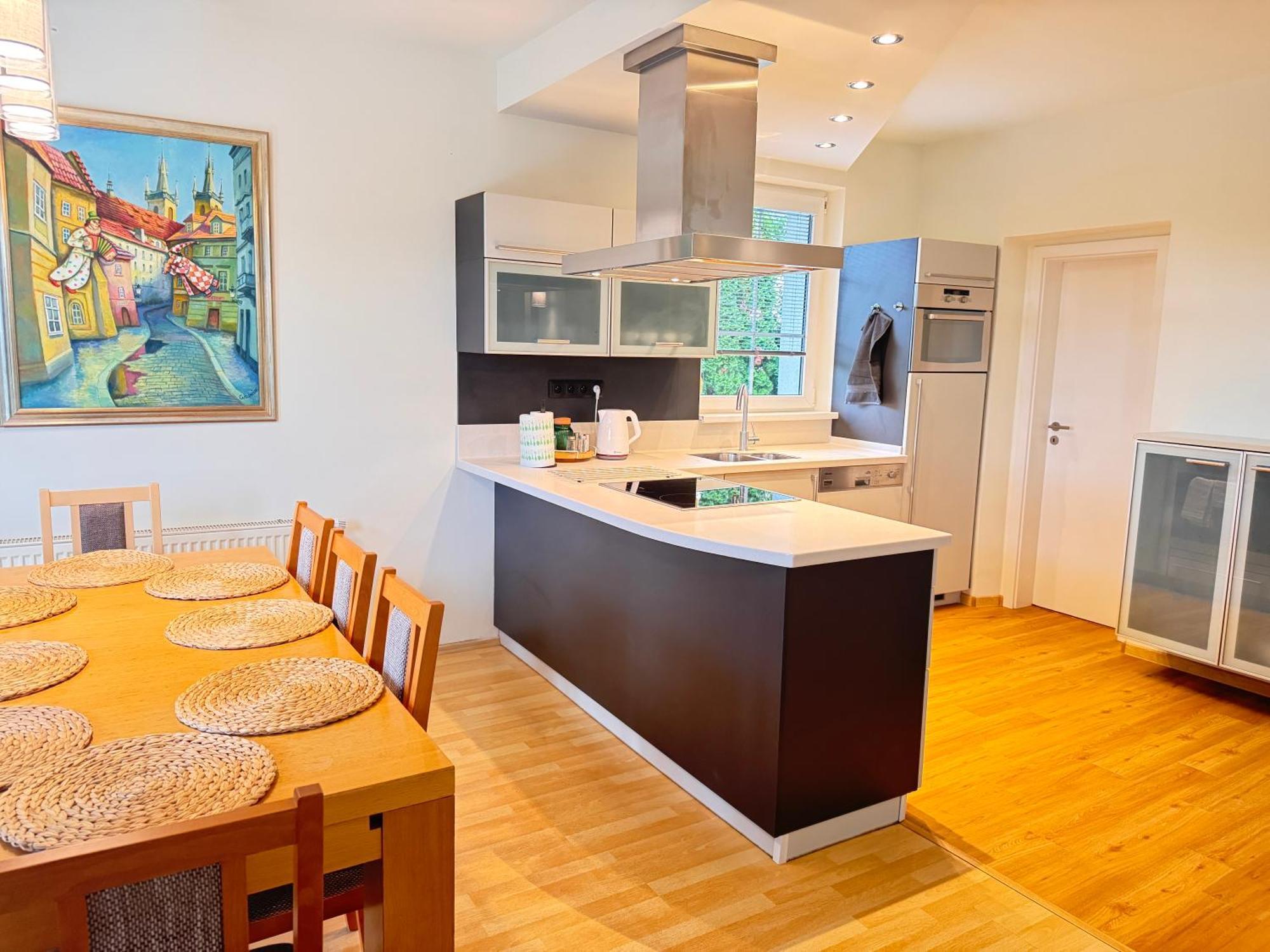 Diamondvilla, 4 Bedroom Apartment, Garden &