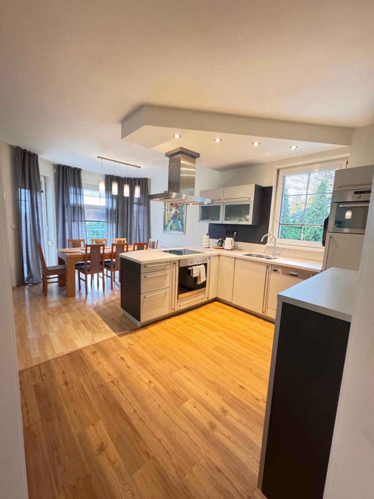 Diamondvilla, 4 Bedroom Apartment, Garden & Praga